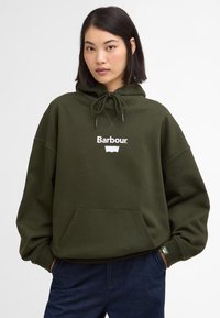 Ελιά πράσινη ζακέτα με μπροστινή τσέπη, κλείσιμο με κορδόνια και λευκό λογότυπο "Barbour.". Διαθέτει χαλαρή εφαρμογή και υλικό με υφή.