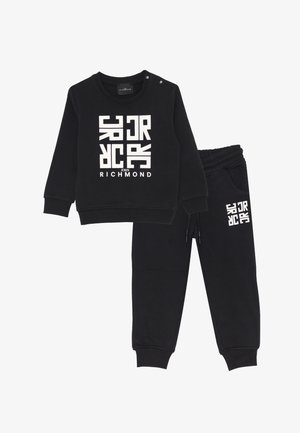 Set di felpa a maniche lunghe nera e pantaloni con logo geometrico bianco "JR" e "John Richmond", polsini elastici e vita con coulisse sui pantaloni.