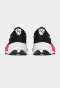 Μαύρα αθλητικά παπούτσια με υφή στο πάνω μέρος, ροζ και μωβ λεπτομέρειες και παχύ λευκό πάτο. Φέρουν λογότυπο στη φτέρνα.