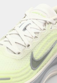 Nike Performance VOMERO PLUS - Cestná bežecká obuv - sail/metallic silver/barely volt/pure platinum/football grey