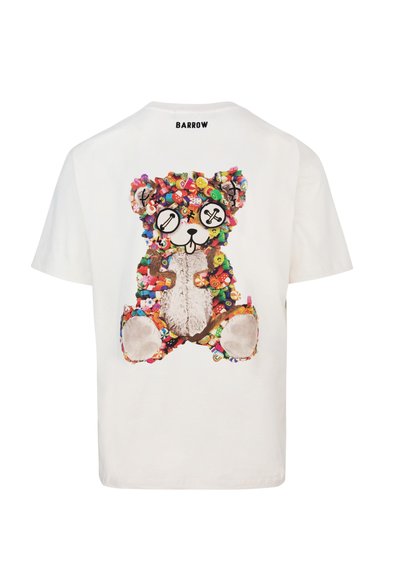 T-shirt bianco in cotone con una grafica di un orso colorato realizzata con bottoni e motivi, con occhi rotondi e un'espressione giocosa.