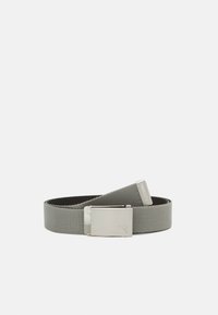 Grå vävd bälte med en spänne i silverfärgad metall. Spännet har en logotyp och graverade detaljer. Standardbredd och justerbar längd.
