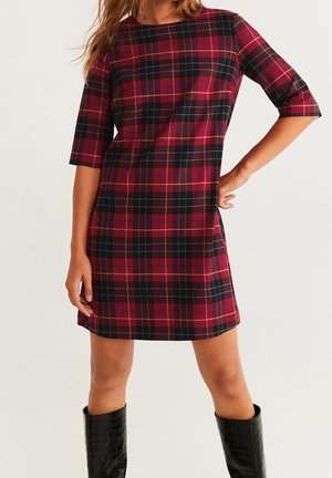 Rot-schwarz kariertes Kleid mit bis zum Ellbogen reichenden Ärmeln, geradem Schnitt und rundem Ausschnitt. Glattes Material und minimalistisches Design.