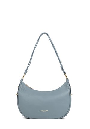 Borsa a spalla in pelle azzurra chiara con una forma curva, dettagli in metallo dorato e chiusura con zip. Presenta una tracolla singola regolabile.