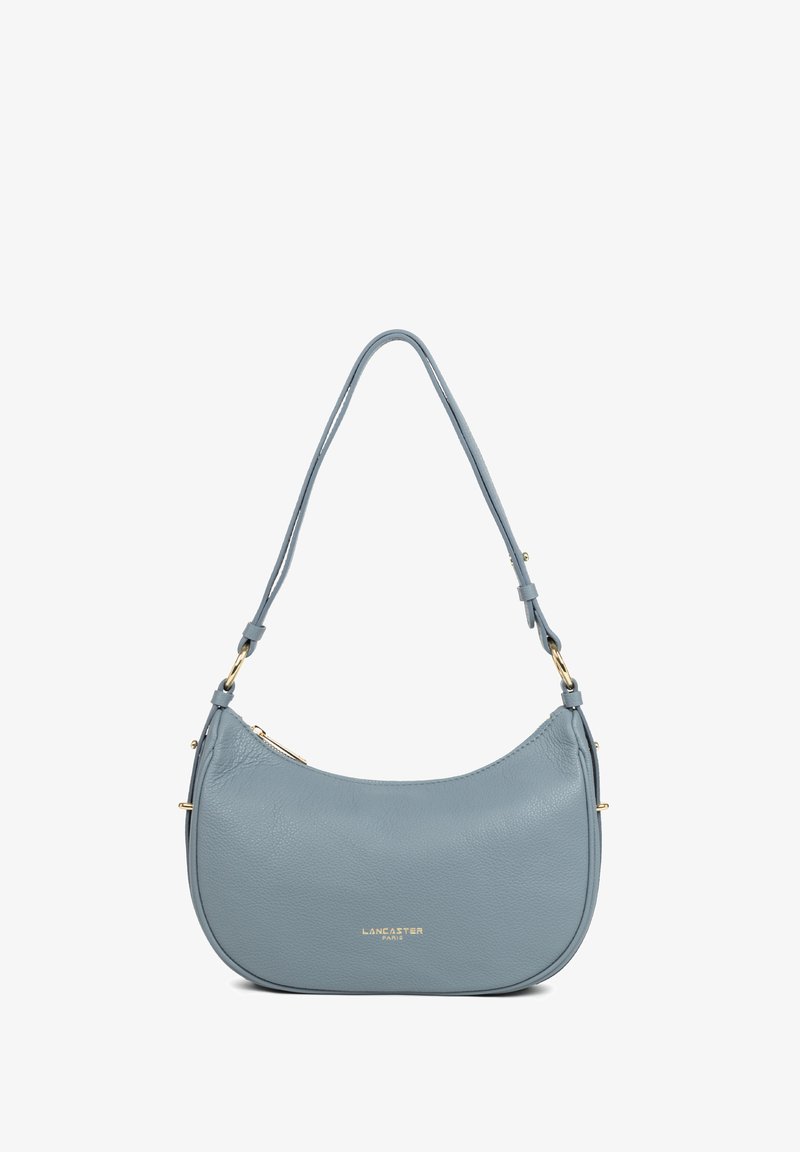 Sac à épaule en cuir bleu clair avec une forme incurvée, des accents en métal doré et une fermeture éclair. Doté d'une seule bandoulière réglable.