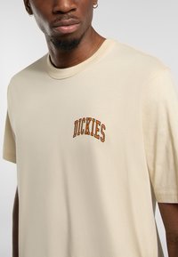 Dickies AITKIN CHEST TEE - Triko s potiskem - wood ash