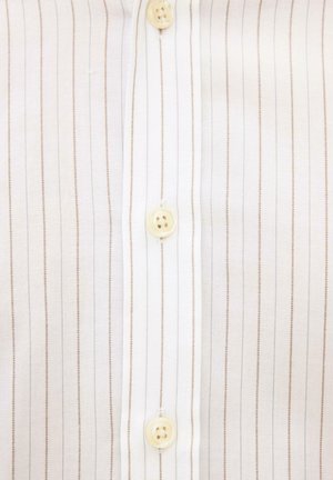Weißes Hemdstoff mit dünnen vertikalen braunen und grauen Streifen und durchsichtigen beigefarbenen Knöpfen entlang der Mittelknopfleiste.