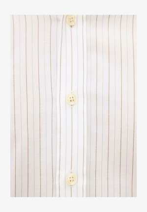 Tessuto di camicia bianca con sottili righe verticali marroni e grigie e bottoni traslucidi beige lungo la patta centrale.