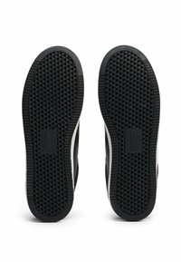 Suela de zapato de goma negra con patrón de diamante texturizado y elevado, bordes lisos, con un logo en la suela izquierda.