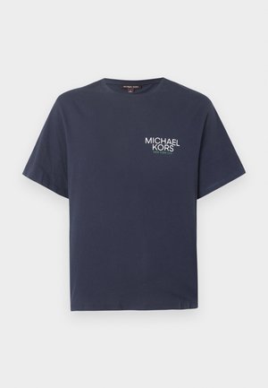 Tumesinine lühikeste varrukatega T-särk, mille vasakul rinnal on trükitud "MICHAEL KORS NEW YORK CITY" logo.