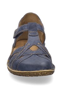 Scarpa in pelle blu con design Mary Jane, caratterizzata da una fascia, dettagli intagliati e suola testurizzata. La cucitura a contrasto aggiunge particolari.