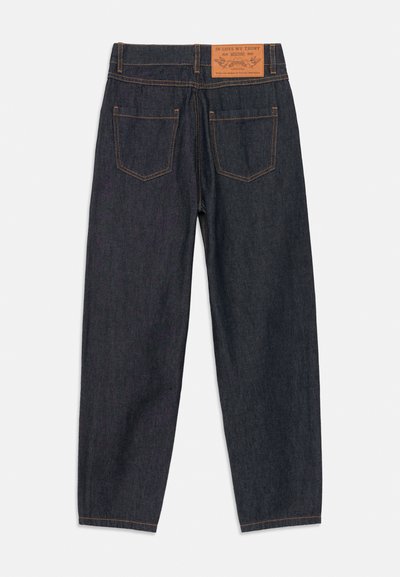 Jeans de mezclilla azul oscuro con un diseño de pierna recta, cinco bolsillos y una etiqueta de cuero en la cinturilla con texto y gráficos en relieve.