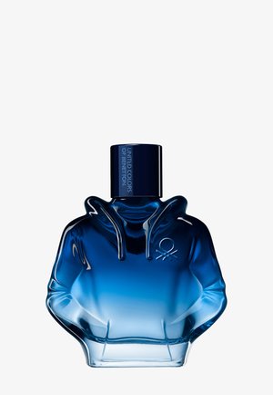 Flacon de Cologne en forme de sweat à capuche bleu ombré avec un cordon et le logo United Colors of Benetton sur la poitrine.