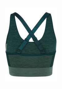Szmaragdowy stanik sportowy z strukturą siateczki na plecach, krzyżującymi się ramiączkami i gładkim pasem. Wykonany z lekkiego, rozciągliwego materiału.