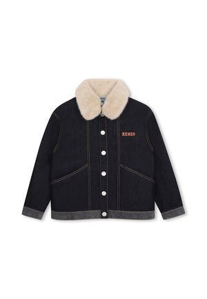Veste en denim noire avec boutons blancs, col en fausse fourrure beige, poches avant inclinées et logo Kenzo orange sur la poitrine gauche.