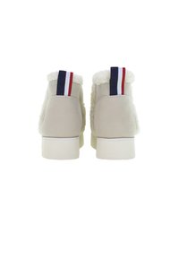 Beige Winterstiefel mit weißem Fleecefutter und navy-, weiß- und rotgestreiften Fersenschlaufen, von hinten auf einem weißen Hintergrund gezeigt.