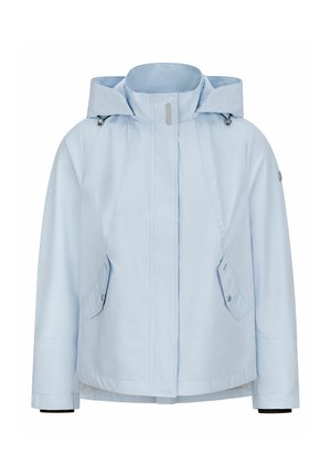 Hellblaue wasserdichte Jacke mit Kapuze, Frontreißverschluss, der mit einer Blende bedeckt ist, und schrägen Seitentaschen mit Knopfverschlüssen.