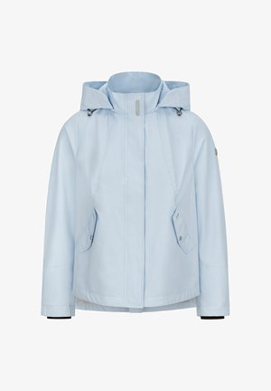 Hellblaue wasserdichte Jacke mit Kapuze, Frontreißverschluss, der mit einer Blende bedeckt ist, und schrägen Seitentaschen mit Knopfverschlüssen.