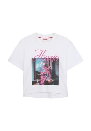 T-shirt blanc à manches courtes avec un graphique coloré d'un astronaute en tenue rose, tenant un skateboard et des fleurs.
