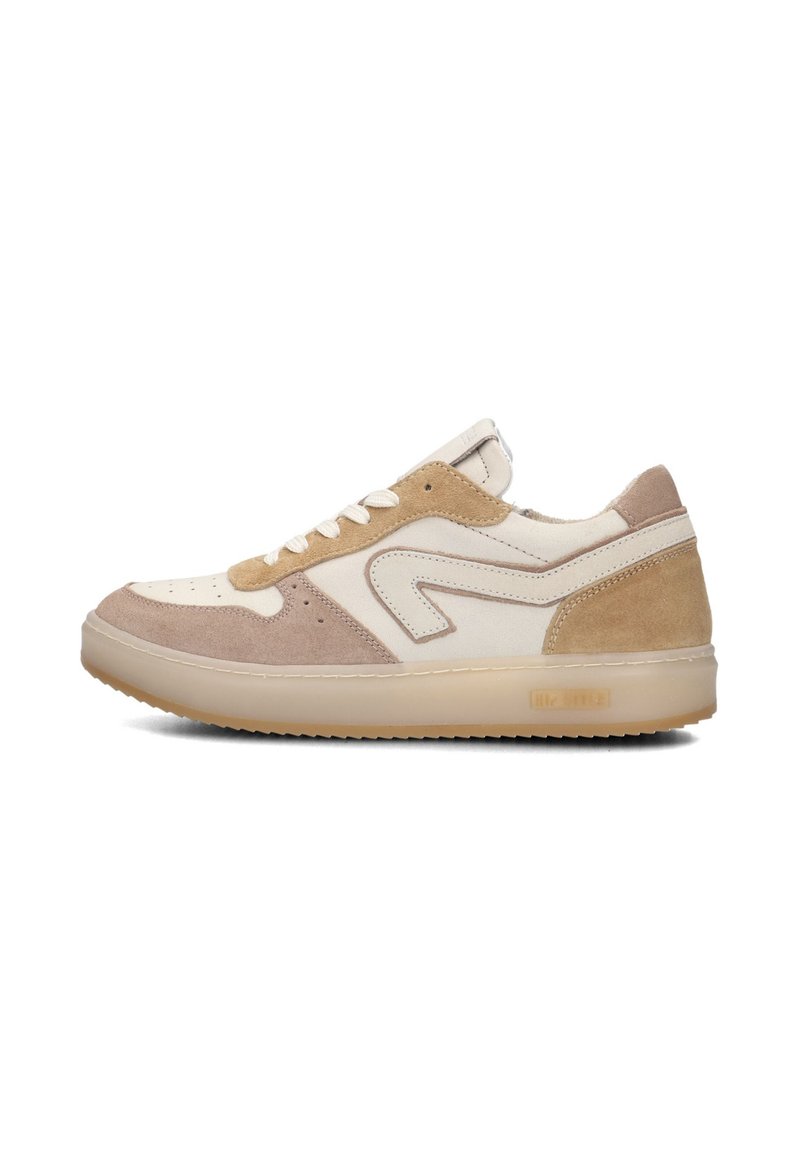 Laag-profielf sneaker in beige en crème suede en leer. Heeft een gestructureerde bovenkant, ronde veters en een lichte rubberen zool met branding.