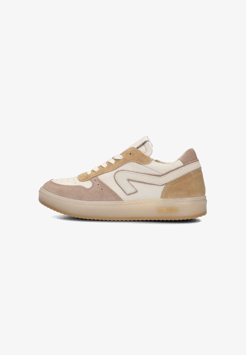 Laag-profielf sneaker in beige en crème suede en leer. Heeft een gestructureerde bovenkant, ronde veters en een lichte rubberen zool met branding.