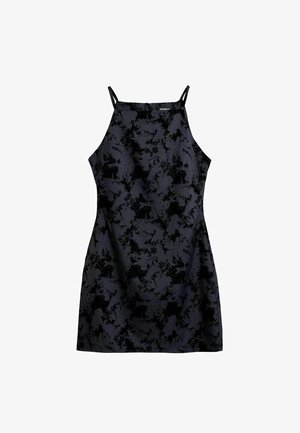 Svart klänning med en strukturerad blommönster, utan ärmar, justerbara axelband och knälång design. Tillverkad av ett slätt tyg.