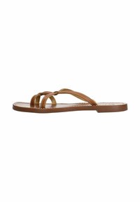 Bruine leren teenslippers met drie gekruiste bandjes en een platte zool. Genaaide details vullen het minimalistische ontwerp aan.