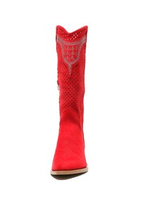 Botín vaquero rojo de ante con punta afilada, costuras decorativas, diseño perforado y acentos de strass en el puño. Cierre de cremallera lateral.