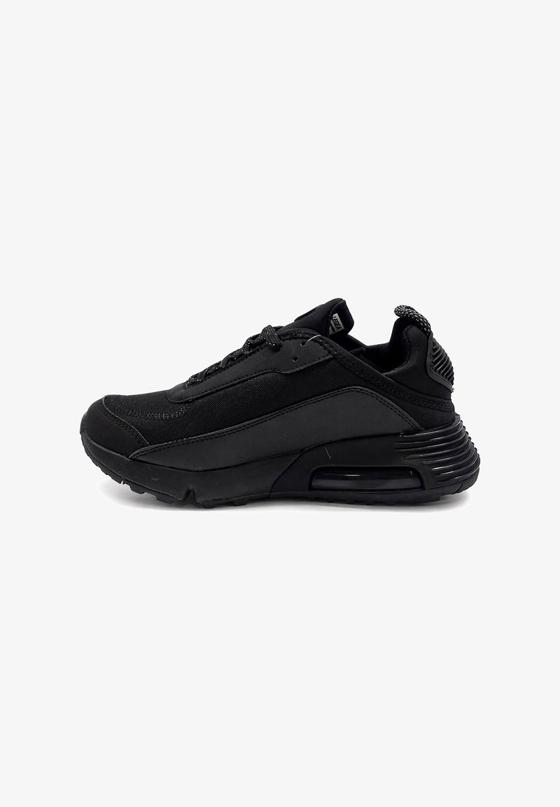Basket de sport basse noire avec semelle texturée, dessus en mesh et synthétique, fermeture à lacets et languette rembourrée au talon.