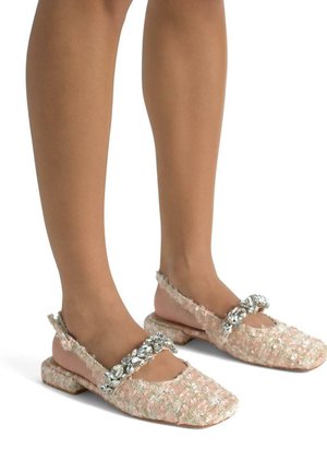Scarpe in tweed rosa con tacco piatto, caratterizzate da un cinturino gioiello sul collo del piede e dettagli in tessuto testurizzato sulla parte superiore.