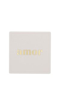 Baldosa cerámica cuadrada de un suave color rosa con la palabra "amor" embellecida en dorado. Textura suave con un acabado mate y un borde sutil.