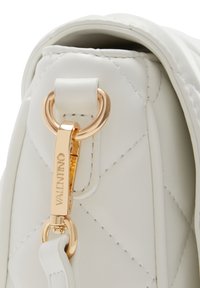Borsa a spalla bianca in pelle trapuntata con hardware dorato, clip con logo in rilievo e attacco per tracolla liscio.