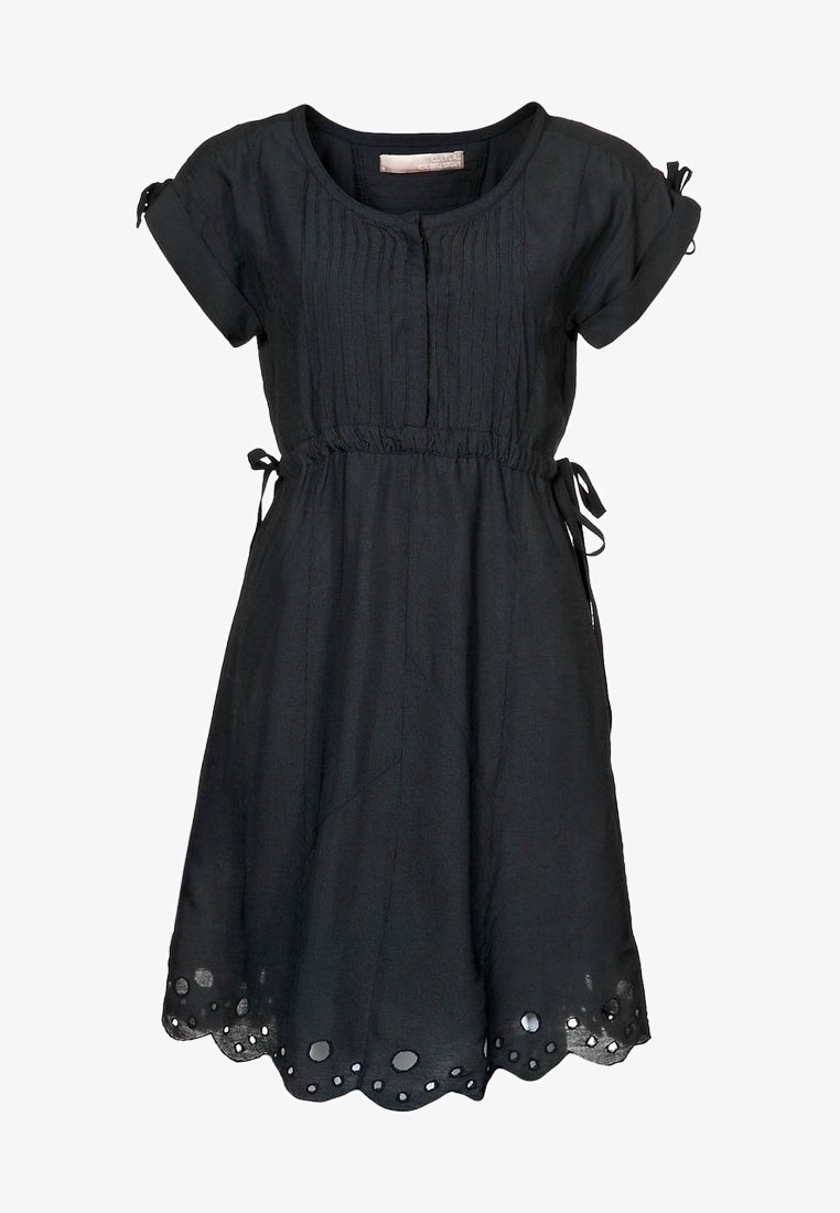 Robe noire à manches courtes, col rond, corsage plissé, liens à la taille et ourlet festonné avec des découpes circulaires.