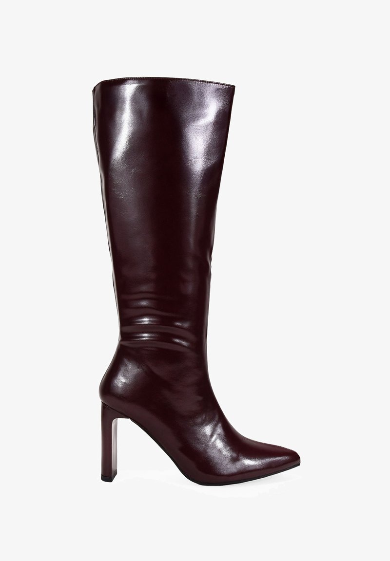 Botín de cuero burdeos hasta la rodilla con puntera afilada, diseño elegante y tacón de aguja, con un acabado suave y brillante.