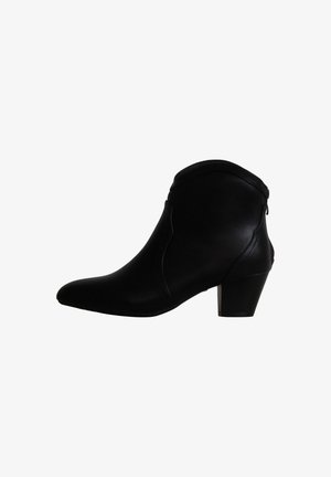 Bottine en cuir noir avec un bout pointu et un petit talon carré, vue de profil sur fond blanc.