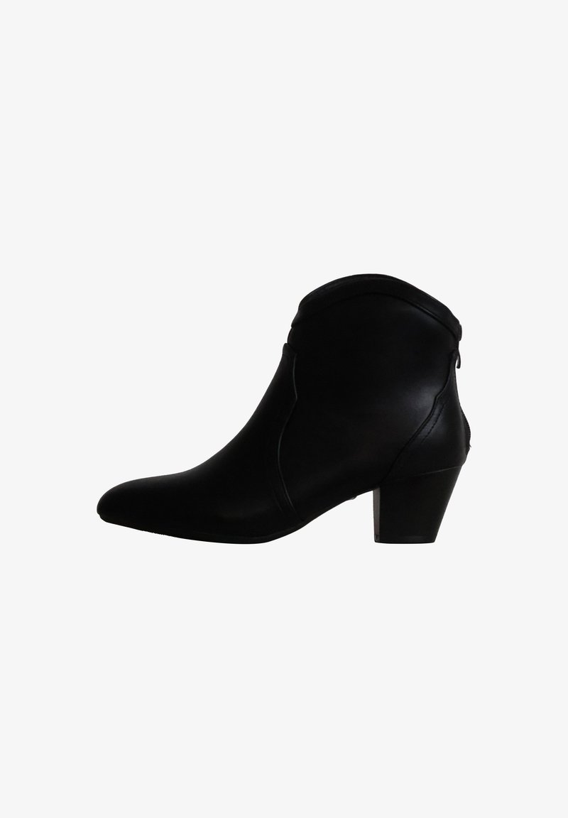 Bottine en cuir noir avec un bout pointu et un petit talon carré, vue de profil sur fond blanc.