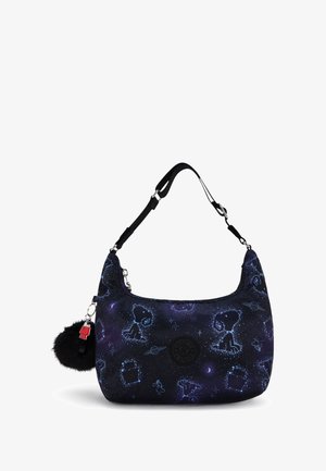 Borsa a tracolla blu scuro con un motivo cosmico, dotata di hardware silver e un pom-pom in pelliccia sintetica nera. Texture liscia, silhouette stile hobo.