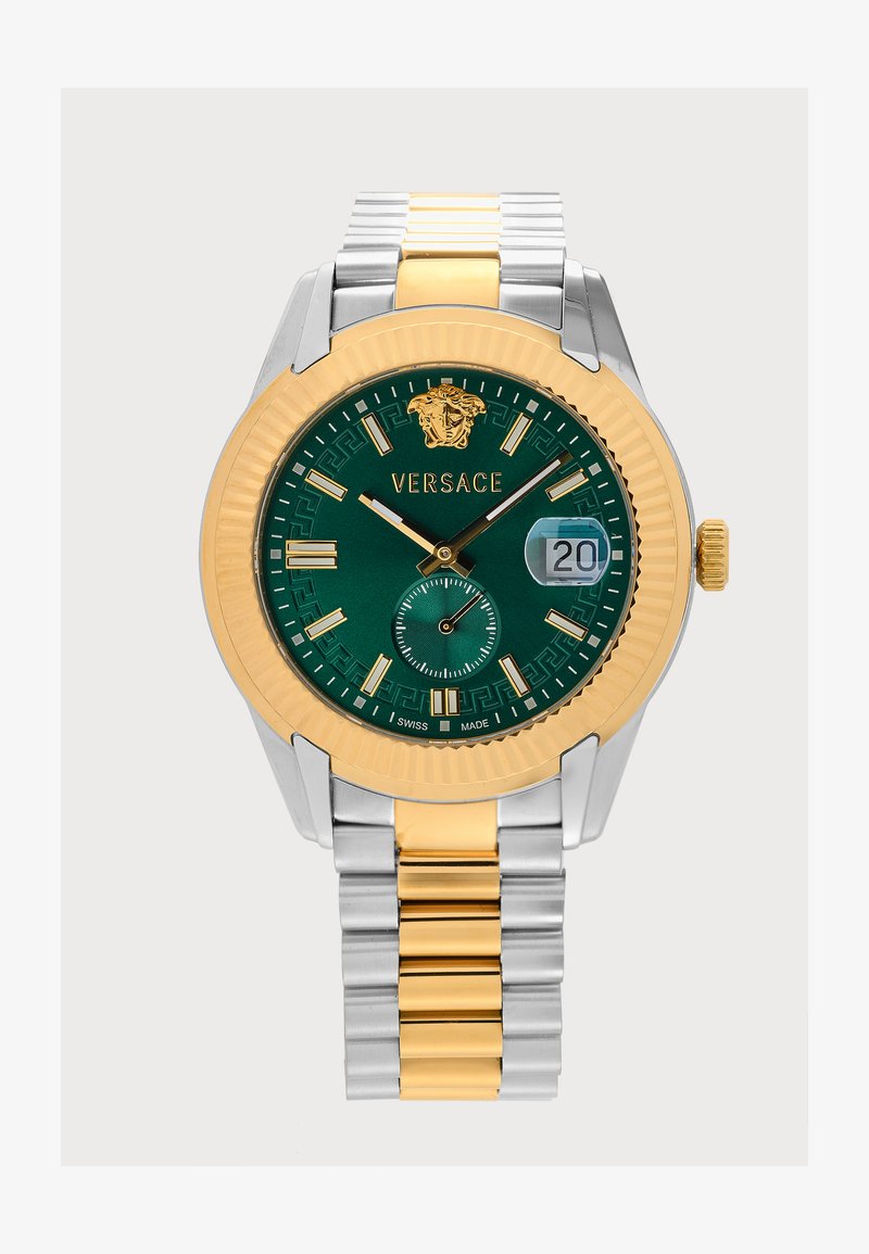 Montre-bracelet Versace avec cadran vert, bracelet métal or et argent, lunette dorée, affichage de la date à 3 heures, et logo Versace à 12 heures.