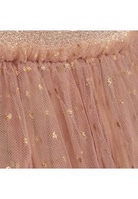 Tessuto di tulle rosa con una vita arricciata, con pois dorati in tutto il tessuto. La texture è morbida e trasparente, con un aspetto scintillante.