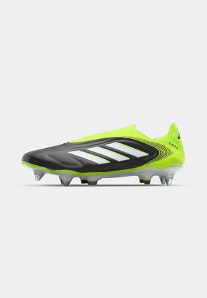Crampon de football noir et vert fluo avec tige en synthétique lisse, rayures blanches et semelle transparente dotée de crampons moulés.