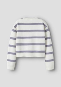 Pull blanc court avec des rayures violettes claires, texture côtelée, col rond et manches longues. La vue arrière montre un motif de rayures horizontales.