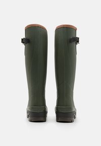 Groene rubberen kniehoge laarzen met een bruine leren accent aan de bovenkant, voorzien van een gestructureerd oppervlak en verstelbare riemen aan de zijkanten.