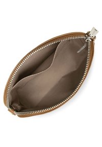 Borsa in pelle marrone con una cerniera argentata, caratterizzata da un interno liscio e un compartimento, progettata per facilitare l'accesso e l'organizzazione.