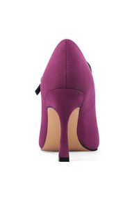 Scarpa con tacco alto in camoscio viola, con punta affusolata e sottile tacco a spillo nero, caratterizzata da una texture liscia e un design minimalista.