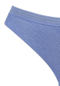 Svetlo modri tanga hlački iz teksturiranega materiala s valovnim vzorcem in okrasnim valovitim robom na pasu.