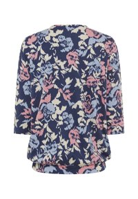 Bluse mit floralem Muster auf navyfarbigem Hintergrund, verziert mit rosa und hellblauen Rosen, runder Ausschnitt und Dreiviertelärmel. Weicher Stoff.