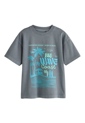Grå t-shirt med korte ærmer med blå palmer, surfbrætter, bølger, en hytte og tekst med "Big Wave Coast 93" og "Camp Kai Surf Commune Malibu."