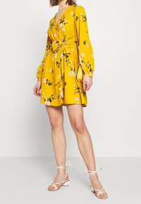 Vero Moda Abito a camicia - dark yellow