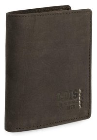 Billetera de cuero marrón oscuro con una superficie texturizada, que presenta acentos de costura y un logotipo grabado en la parte frontal. Diseño plegado, tamaño compacto.