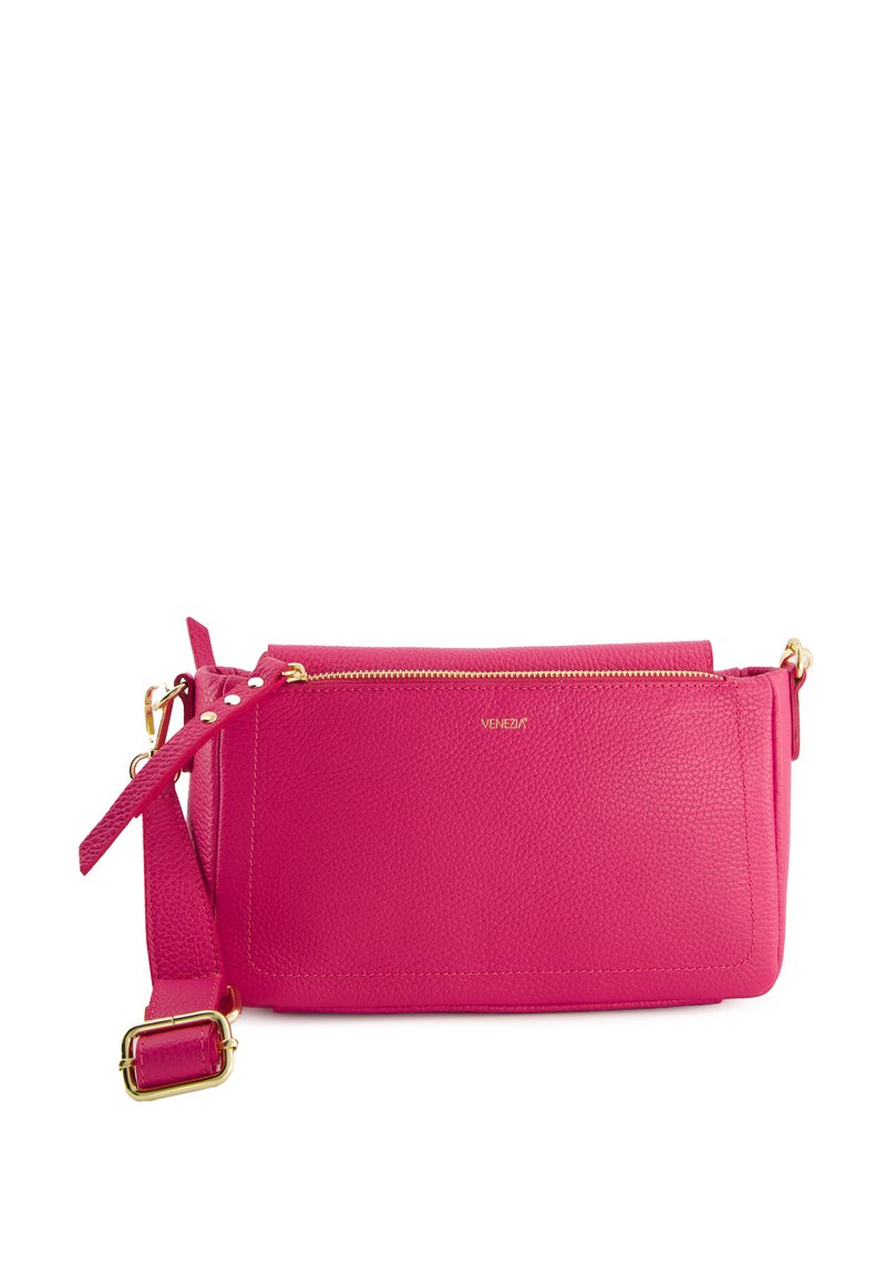 Lyserød læder crossbody taske med tekstureret overflade, hardware i guld-tone, lynlåslukning og justerbar rem. Branded navn præget på fronten.